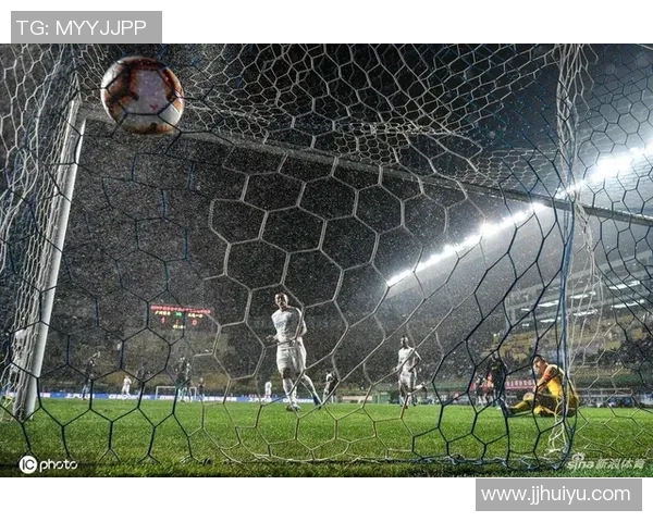 镜头捕捉：欧联赛场小动作引发热议